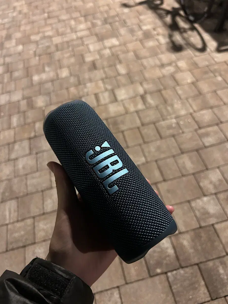 JBL flip6 팝니다 (새상품 박스 케이블 있음)